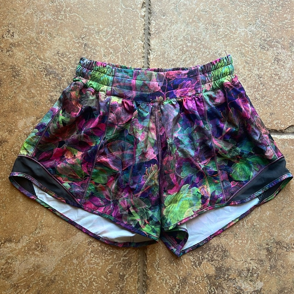 Lululemon Hotty Hot LR shorts size 6, 4 inch inseam- FITS like a 4